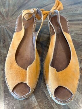SOOOO CUTE!! ORANGE SUEDE SANDLES